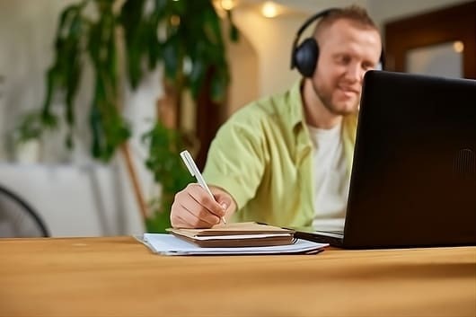 online-cursussen-student-met-koptelefoon-in-online-lessen