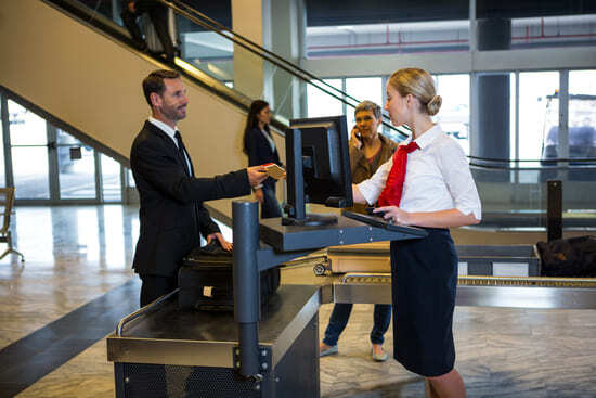 spaans-klm-cursus-stewardess-verzorgt-een-passagier