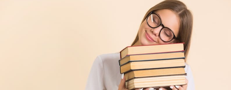 spaans-leren-in-nederland-meisje-houdt-spaanse-boeken-vast